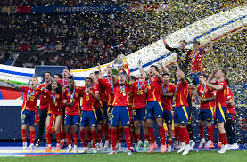 更是他在场 更是他在场